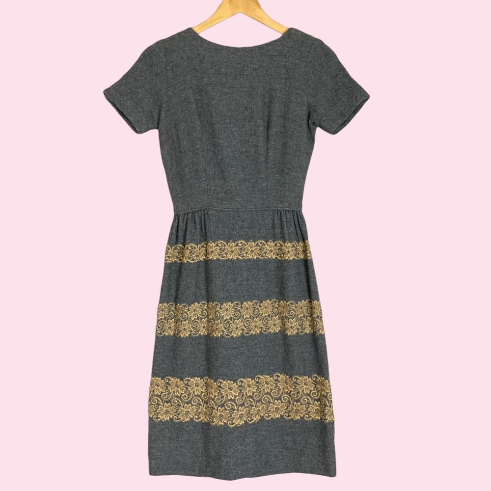 Vintage 1950s Dress Embroidery Stripes‎ Gray Helen Whiting Short Sleeves Classic